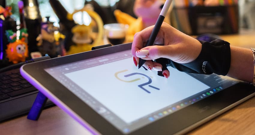 illustration prestation identité visuelle avec tablette graphique et logo rosignol expert comptable
