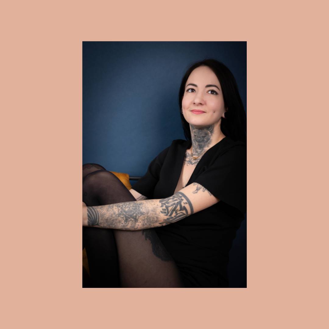 Photo portrait Charlotte Lallemand tatoueuse professionnelle à Seurre