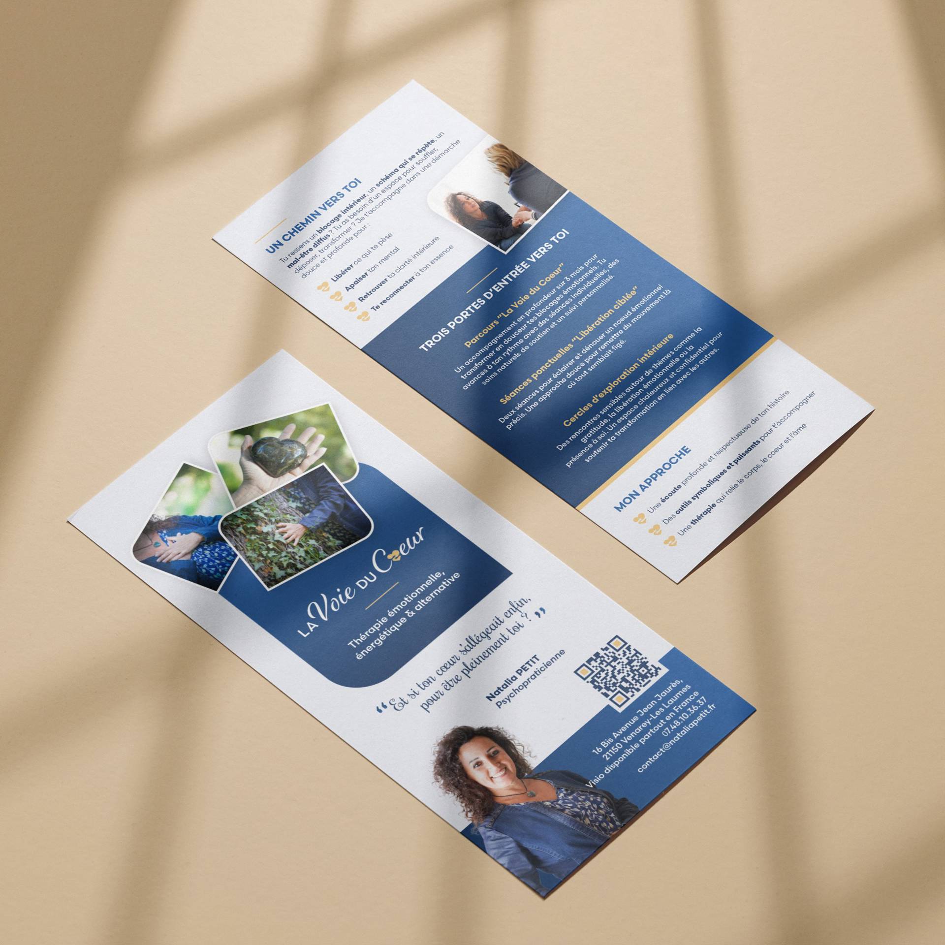 Flyer-Mockup-Natalia-Petit Image de flyer recto verso de psychopraticienne bleu et blanc avec photos et QR code
