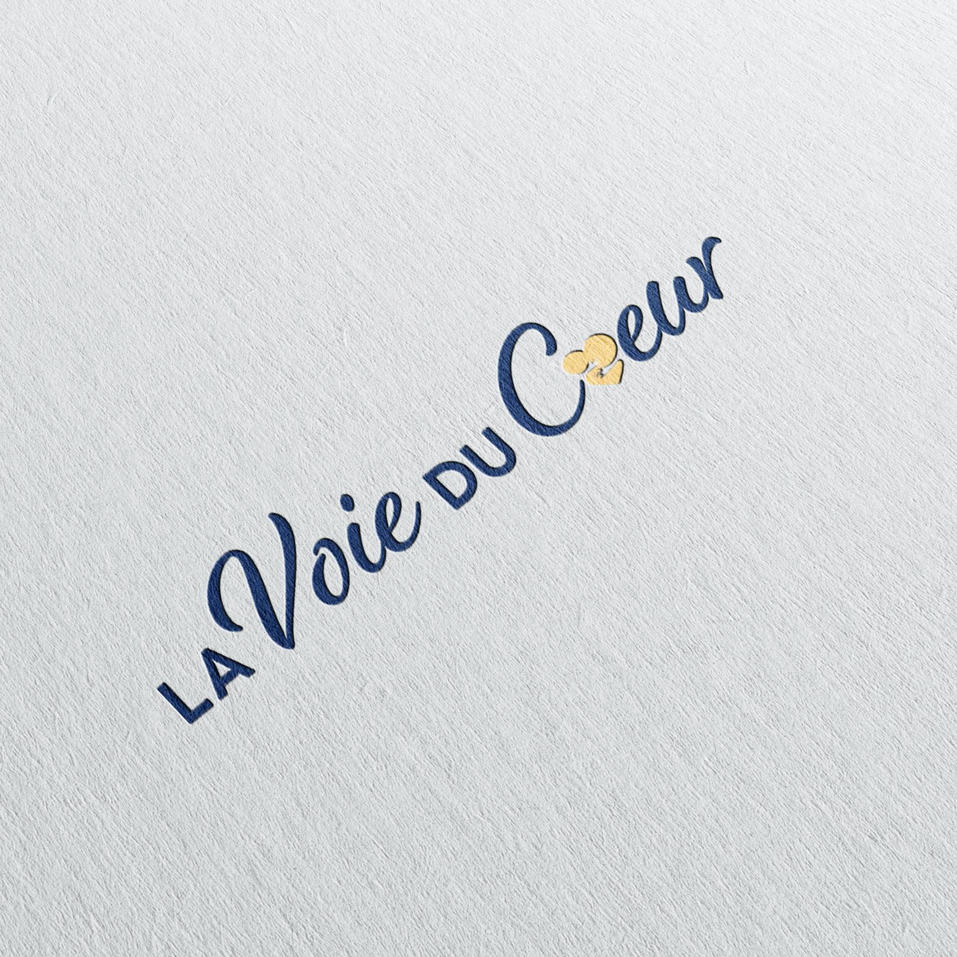 Logo-Papier-Natalia-Petit Image de logo de psychopraticienne gravé sur du papier, bleue et dorée