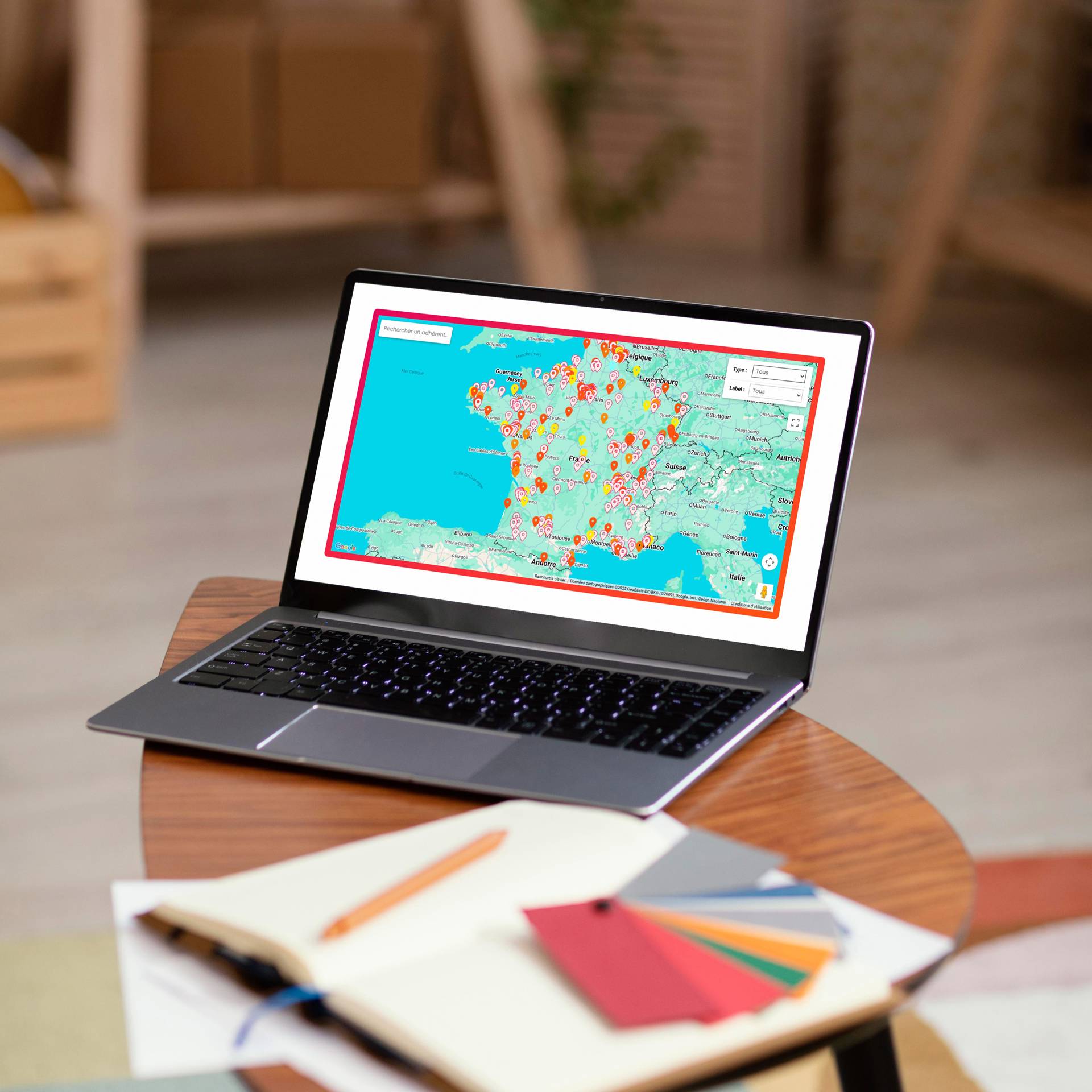 Map-RFVAA image d'ordinateur avec un logiciel permettant de voir une map du monde avec des points et un filtre
